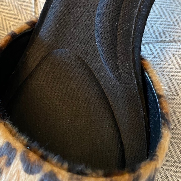 Like new🖤🖤Animal Print Heels Memory Foam Sole - Picture 8 of 11